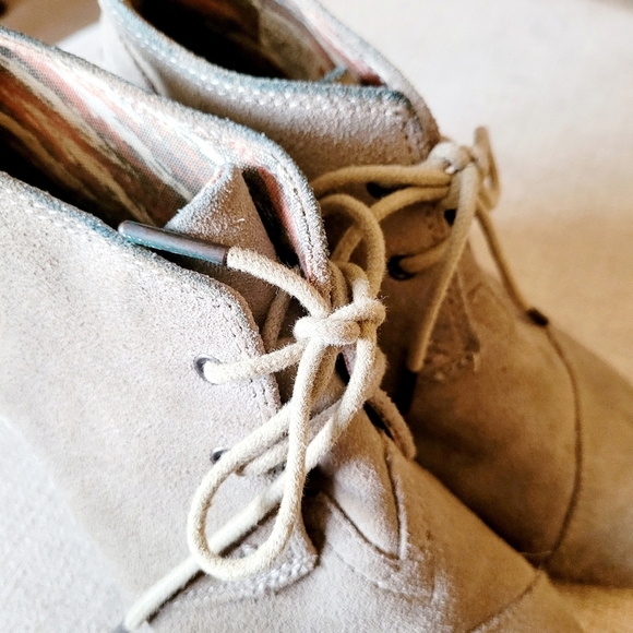 Toms Wedge Taupe Suede Booties Ankle Boots Lace Up Size 7 Women's - Picture 5 of 8